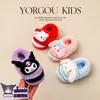 Pantuflas de algodón de invierno Sanrio para niños y niñas, pantuflas cálidas de felpa Kuromi para el hogar padre-hijo con talón cubierto