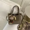 Bolsa de Mão Simples de Couro Macio para Mulheres 2025 Novo Estilo Padrão Lichia Cesta Saco Balde Outono e Inverno Bolsa Transversal Retrô