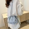 Bolso tipo cubo con lazo de metal para mujer, elegante bolso de verano 2024 con cordón ajustable.