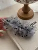 ¡Ambiente de estilo coreano en su máxima expresión! Pinza de plátano de malla plisada de lunares, pinza vertical gris, accesorio para el cabello versátil y elegante