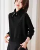Suéter rojo de cuello alto súper bonito para mujer, nuevo estilo otoño/invierno 2026, top de punto floral holgado con botones, top de capa interior