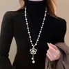 Cadena de Suéter de Perlas al por Mayor del Fabricante para Mujer Otoño e Invierno Larga Moda Versátil Collar de Lujo Ligero Estilo Caliente en Línea Colgante Exquisito