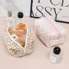 Bolsa de cosméticos con estampado floral, muy popular en Amazon, pequeña bolsa de almacenamiento con estampado floral, neceser de viaje para invierno.