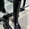 Botas femininas de alta qualidade, botas de cano alto, outono e inverno, pretas, zíper interno, bico redondo, fivela de cinto, botas de montaria, sapatos femininos, botas de salto baixo de 3,5 cm