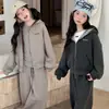 Conjunto de outfit de otoño para niñas 2026 nuevo estilo popular para niñas mayores, conjunto de dos piezas de sudadera con capucha de punto y pantalones de chándal para primavera y otoño