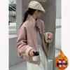 Jaqueta curta estilo britânico para mulheres, nova coleção de inverno 2026, casaco puffer espesso, parka versátil estilo coreano, com toque de alta qualidade