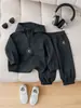 Conjunto de jaqueta com capuz e zíper parcial para meninos, conjunto casual estiloso de duas peças para crianças pequenas, atacado e dropshipping de roupas infantis