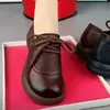 Zapatos Pequeños de Cuero con Cordones para Mamá para Mujer 2026 Otoño Nuevos Suela Gruesa Suela Suave Zapatos de Una Sola Pieza para Personas de Mediana Edad y Mayores Cómodos Versátiles Mocasines