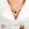 Collar con colgante de material de cobre con perlas de imitación blancas y negras de temperamento ins europeo y americano de lujo ligero para mujer, cadena de hueso de serpiente chapada en oro de acero de titanio P801