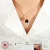 Collar con colgante de material de cobre con perlas de imitación blancas y negras de temperamento ins europeo y americano de lujo ligero para mujer, cadena de hueso de serpiente chapada en oro de acero de titanio P801