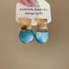 Pez nadando en el cielo azul, Colgante de carpa azul, Pendientes de perlas para mujer, Pendientes adecuados para el verano, Pendientes de diseño nicho