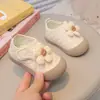 Sapatos para bebê menina 6-12 meses sapatos de bebê 2025 outono novo estilo sapatos para andar sola macia tênis da moda para bebês e crianças pequenas