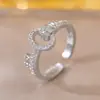 Anel moderno e popular de zircônia requintado e ultrabrilhante para mulheres, luxo leve com um toque de alta qualidade, anel aberto ajustável, banhado a ouro real