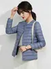 2026 nueva chaqueta ligera de plumón forro interior mujer corta cuello redondo acanalada ligera invierno moda chaqueta interior