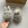 Lindas pantuflas de algodón para niños con temática de conejito, nuevo estilo de invierno 2026, suela suave, antideslizantes, cálidas y con diseño de punta cerrada para uso en interiores