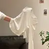 Camiseta base de manga larga para mujer, cuello redondo, corte corto, color liso, alta elasticidad, ajuste ceñido, con diseño de dobladillo curvo para un efecto adelgazante