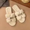 Chinelos peludos deslumbrantes e elegantes para mulheres, adequados para uso externo, novos chinelos de algodão baixos de pelúcia estilo fada francesa para outono e inverno de 2026