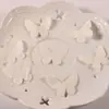 Combina y mezcla varias formas de rellenos de confeti para globos para crear un ambiente de fiesta y decorar el salón de bodas con purpurina.