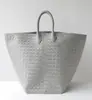 Bolso de mano tejido a mano de cuero de vaca, estilo casual y moderno, con sensación relajada, gran capacidad y diseño de alas deformables.