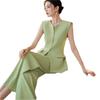 O vestido de verão é combinado com um conjunto completo de sal, levemente maduro, elegante, decente, um-e-um-toque, conjunto de top e calça verde