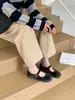 Sapatos Baixos de Bico Dividido Estilo Coreano Retrô 2026 Novos Sapatilhas de Veludo com Uma Tira Sapatos Baixos Versáteis