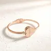 Oferta especial de gran venta estilo europeo y americano acero de titanio oro rosa color de alta calidad que no se desvanece moda simple versátil pulsera sobre para mujer