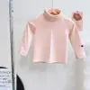 Camiseta básica para meninas 2026 outono e inverno nova roupa infantil estilo coreano gola alta camada interna cor sólida top térmico