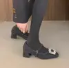 Sapatos Mary Jane cinza de lã estilo Chanel com bico quadrado e strass, novo modelo 2026, corte baixo, forrados com pelúcia, salto grosso, sapatos de salto único