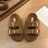 Chinelos peludos da moda com sola grossa e fivelas duplas para mulheres, novos chinelos slip-on de uma tira preguiçosos da moda 2026 para uso externo