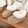 Botas de neve femininas com sola grossa para o inverno de 2026, forradas com fleece e espessadas para aquecimento, perfeitas com vestidos, sapatos de algodão felpudo, design de calçar e botas de algodão antiderrapantes