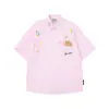 Camisa de Manga Curta Listrada Vertical Bordada com Desenho Animado Divertido Casual Solta Tendência Vibe Americana Camisa Masculina de Verão