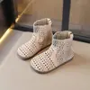 Estilo Novo de Verão Botas Curtas Respiráveis com Recortes Sandálias Romanas Fashion para Meninas Bebê de 3-6 Anos Botas de Couro Antiderrapantes