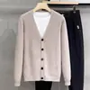 Chaqueta cárdigan de punto de color liso con cuello en V para hombre, estilo coreano, moderna, informal y versátil, de un solo botón, nueva colección 2025.