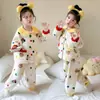 Conjunto de pijama de flanela para meninas, duas peças, para outono e inverno, com forro de fleece adicionado e material espesso, apresentando um design fofo de bolinhas de desenho animado, adequado para usar em casa