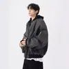Traje de béisbol retro de estilo americano con diseño original para hombre, chaqueta holgada informal corta con capucha y textura de cuero sintético para otoño e invierno.