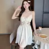 Camisola de seda gelada com renda para mulheres, estilo novo de verão 2026, com decote V e bojos, roupa de casa de alta qualidade
