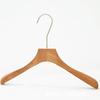 Tienda de ropa al por mayor perchas especiales de madera maciza tienda de ropa para mujer ropa para colgar de madera antideslizante soporte de madera sin costuras ropa para colgar logo