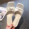 Sandálias de salto alto com laço estilo francês Chuyuji para mulheres, novo design deslumbrante floral de bico quadrado aberto para o verão de 2026
