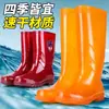 Botas de chuva masculinas de cano alto, sem forro, na cor marrom com detalhes vermelhos, antiderrapantes, impermeáveis e resistentes ao desgaste, adequadas para uso em cozinhas como botas de chuva ou sapatos de água.