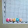 Pétalos de Girasol 3D de 2.5cm Venta Directa de Fábrica Hecho a Mano DIY Ropa para Niños Accesorios para el Cabello Funda para Teléfono Zuecos