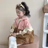 Jaqueta Infantil Feminina para Exterior Outono 2026 Nova Jaqueta com Capuz Infantil Corta-vento Curto Estiloso Estilo Primavera e Outono Roupa Infantil