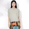 Blusa Pulôver de Manga Morcego Plissada Estilo Miyake com Gola Redonda para Mulheres, Versátil, Caimento Solto, Emagrecimento, Elegante, Camiseta Bordada de Nicho