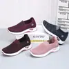 Sapatos de Tecelagem Voadores Personalizados para Comércio Exterior para a Primavera e Verão de 2022 Sapatos Rasos de Um Passo para Mães de Meia-Idade e Idosas Sapatos Casuais para Caminhada