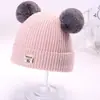 Otoño e invierno primavera todo partido cálido sombrero para niños doble pompón de piel más terciopelo lindo para niños y niñas bebé suéter sombrero de punto venta al por mayor