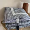 Nuevo modelo 2026 colcha de gasa de doble capa con esquinas cuadradas de cuatro lados y núcleo integrado, lavable a máquina, cálida para otoño e invierno, adecuada para todas las estaciones, primavera y otoño