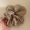 Elástico de cabelo bolinha cinza leitoso, fresco e versátil, com um toque de luxo, adequado para rabos de cavalo baixos na nuca