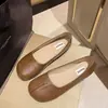 Mocasines planos de piel suave estilo coreano, versátiles 2025, con suela blanda, para mujer, sin cordones, zapatos casuales de slip-on a la moda, modelo nuevo