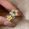 Anel de Flor com Pedras de Diamante Dourado Escovado Modelo Novo 2026 com Design Único, Exquisito, Luxo Leve, Fashion e Elegante para Dedo Indicador