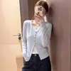 Camiseta de manga larga para mujer, estilo de dos piezas falso con cuello en V y un solo botón, estilo adelgazante y suave, adecuada para figuras petite, top estilo coreano para primavera y otoño