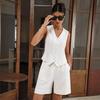 Conjunto de dos piezas de chaleco blanco de moda simple europea y americana con cuello en V y shorts para mujer, diseño de traje arrugado con burbujas de verano para mujer
